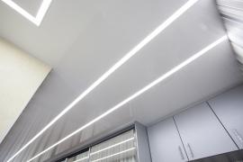 Потолки с парящими световыми линиями  